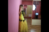 Ученица Aleksa Studio Анастасия Копецкая в желтом платье