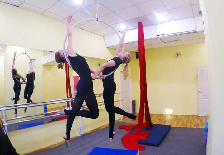 Ученицы школы воздушной гимнастики ALEKSA Studio (Киев) на в парном номере выступлении на занятии по воздушному кольцу (aerial hoop – lyra) в школе воздушной гимнастики ALEKSA Studio (Киев).