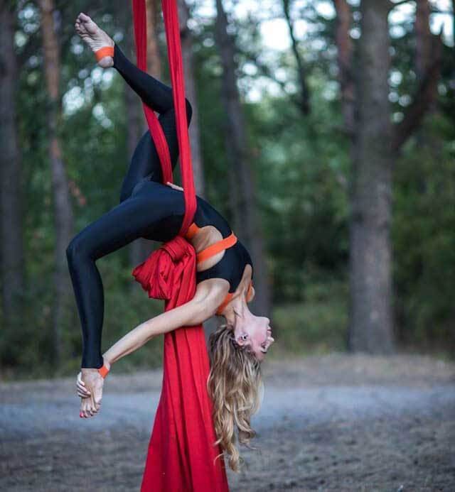 Красота танца и спорта – воздушная гимнастика – воздушные полотна (aerial silk) в студии ALEKSA Studio (Киев)