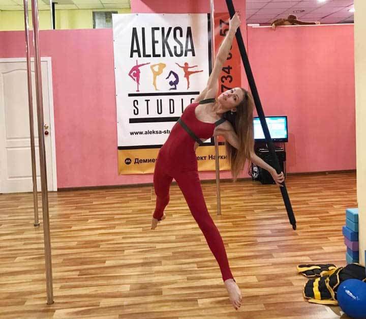 Китайский пилон (Chinese swinging pole) на занятиях по Pole Sport (пол денс спорт) в ALEKSA Studio (Киев – Позняки, Демиевка).